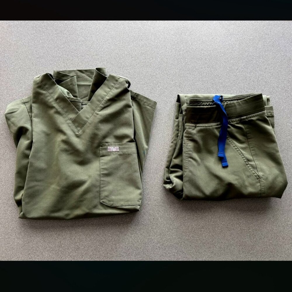 Men's M Figs Scrub Set - Leon Three-Pocket Scrub Top & Axim Cargo Scrub Pants